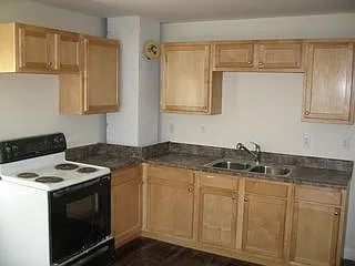 3 bed, 1.0 bath, 1077 sqft, $1,950 — Photo 3
