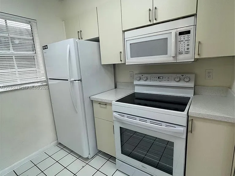 2811 N Oakland Forest Dr #206 — Photo 5
