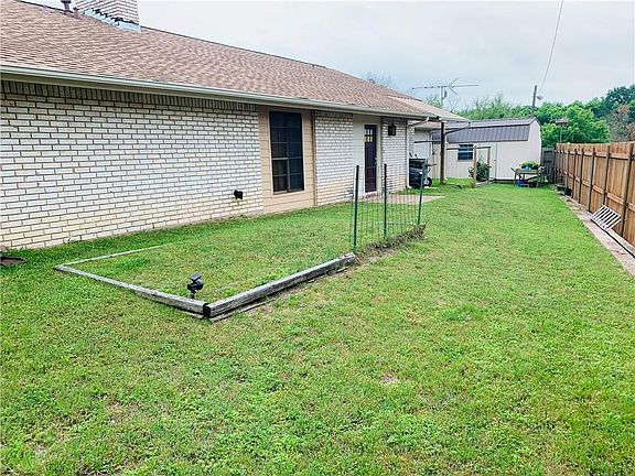 4th image of 613 E Royal Oaks Dr