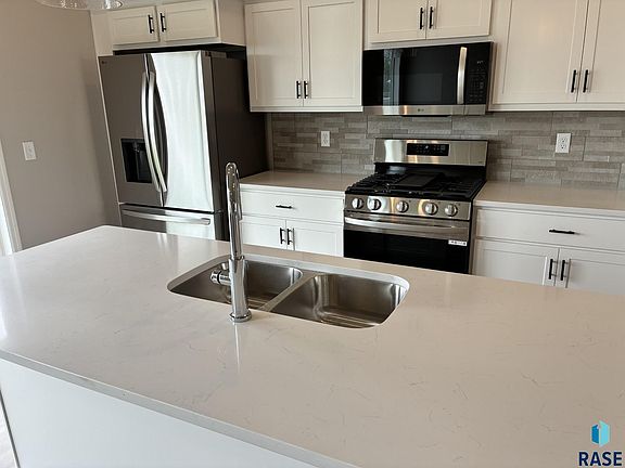 4th image of 925 Estate St