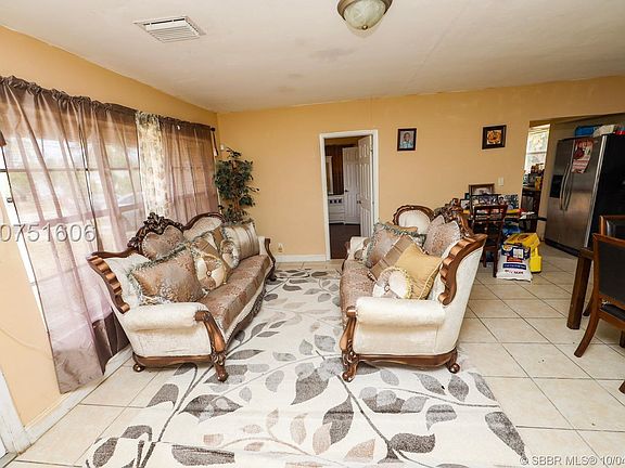 4th image of 670 E Melrose Cir