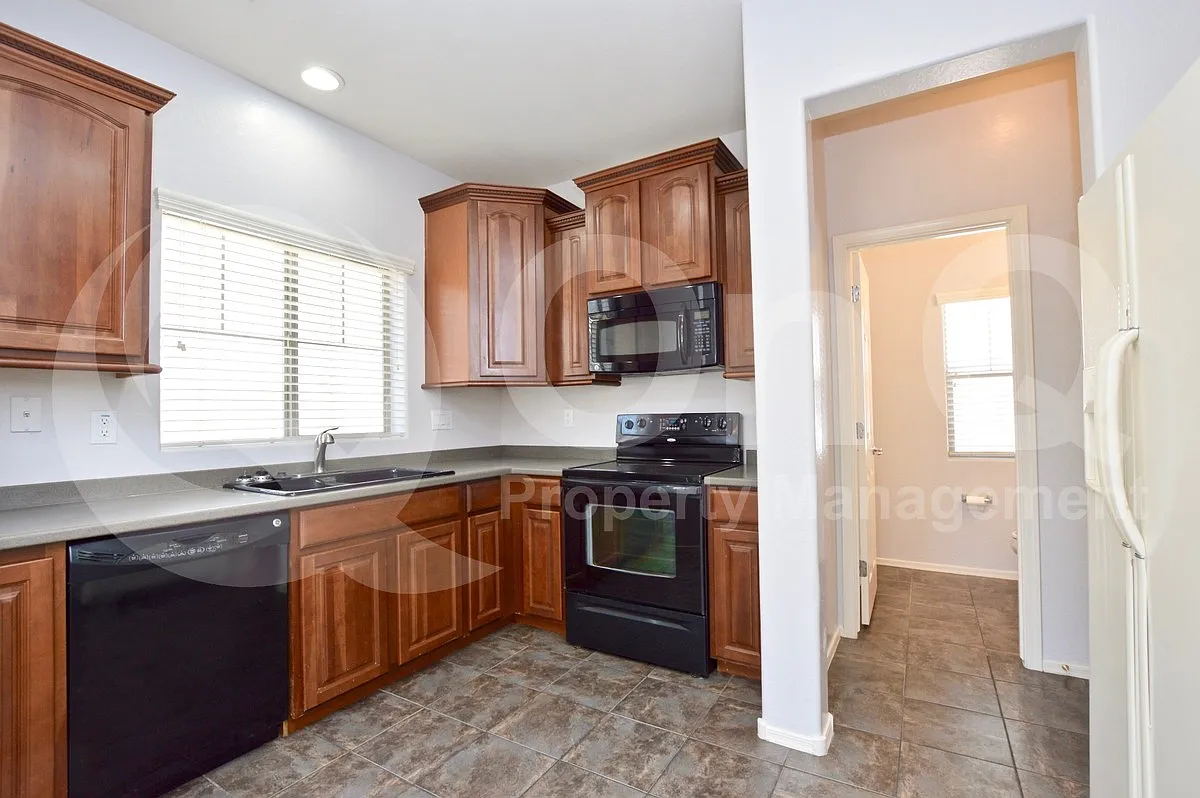 3 bed, 3.0 bath, 1375 sqft, $2,100 — Photo 4