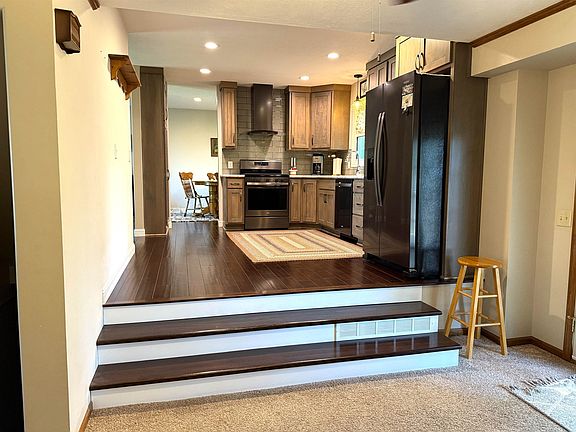 4th image of 2020 Lewis St