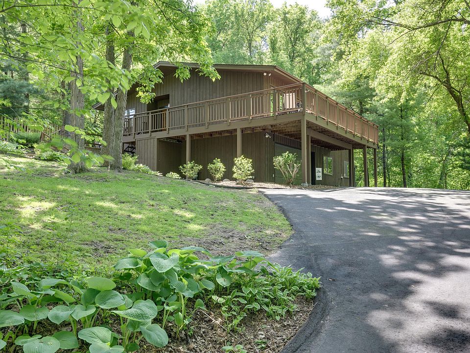 Mid Century Modern retreat with bluff views. Feel like you are in your very own tree house. Secluded yet close to everything.