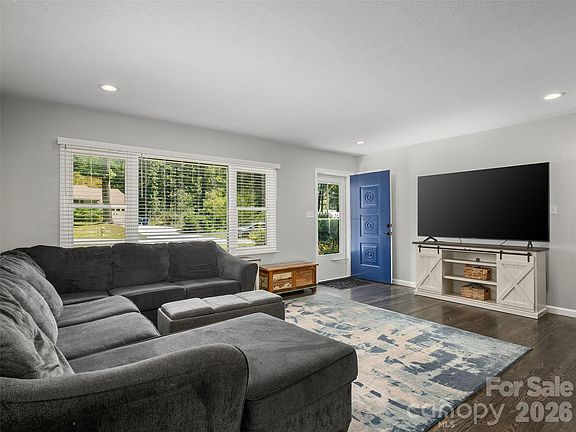 3rd image of 182 Locust Ct