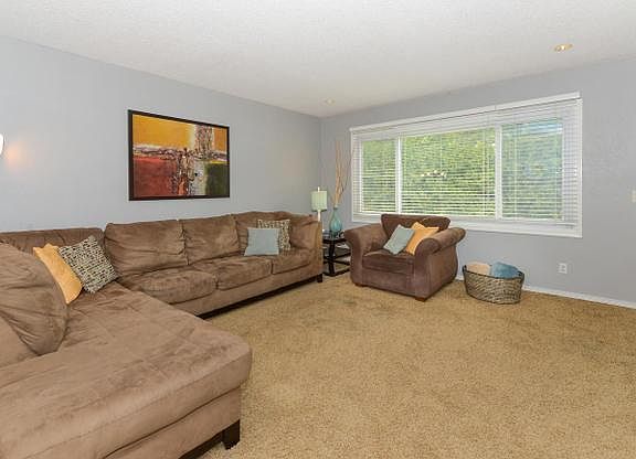 3rd image of 2402 Friendship Ln