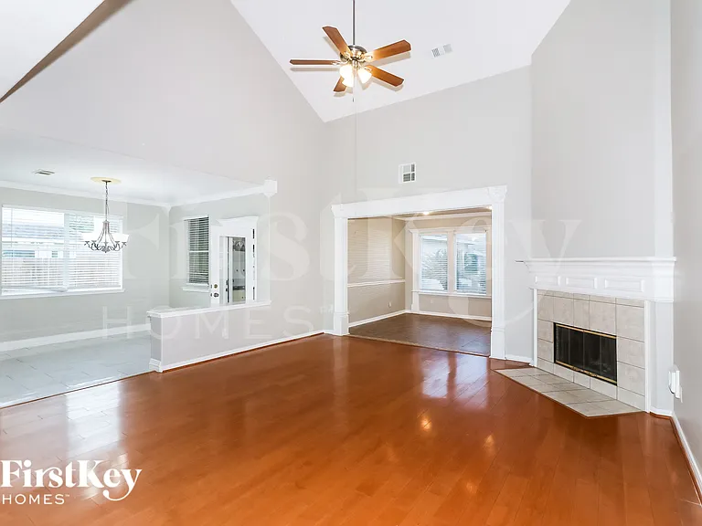 902 Rock Springs Dr — Photo 3