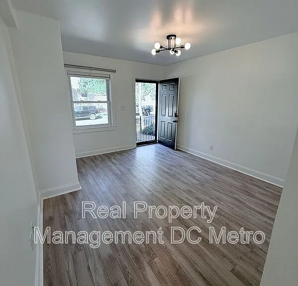 1447 Holbrook St NE — Photo 5