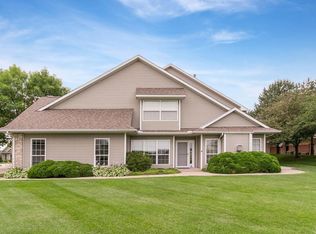 1222 Litchfield Dr #B, Hiawatha, IA 52233