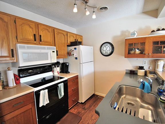 2nd image of 74 Lakeshore Ct Unit 84