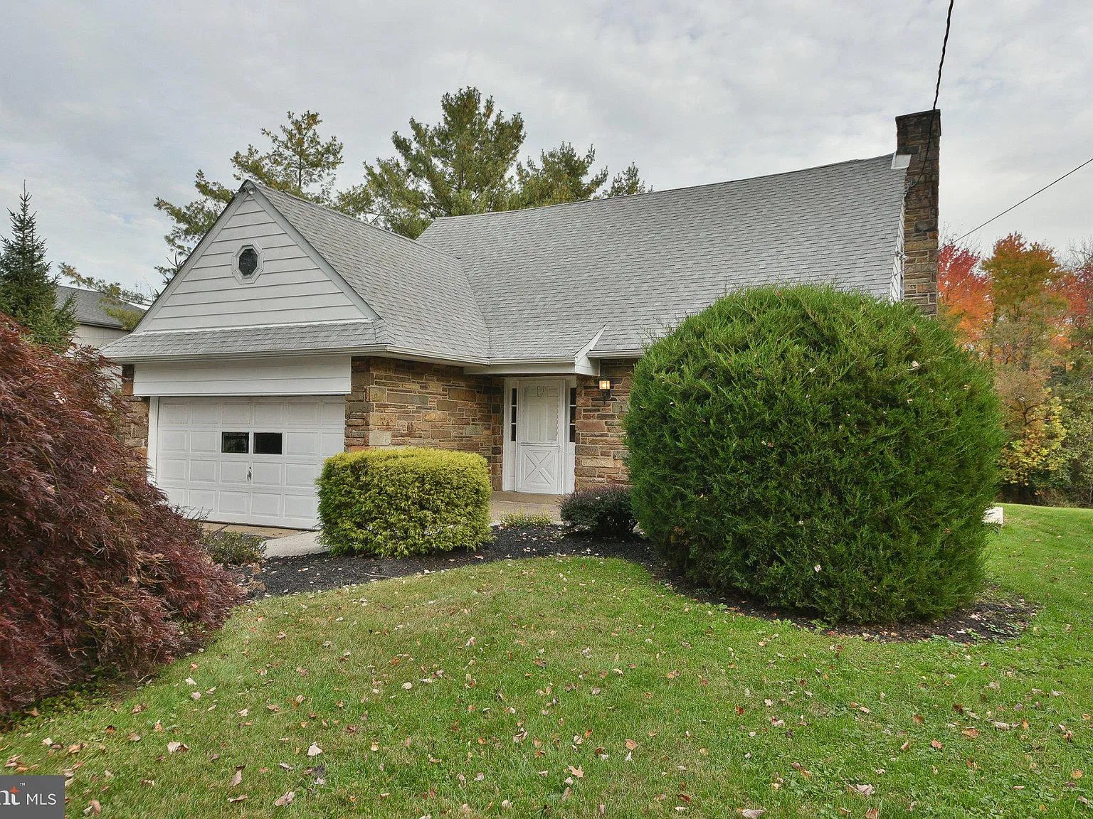4 bed, 2.0 bath, 2038 sqft, $3,250 — Photo 3