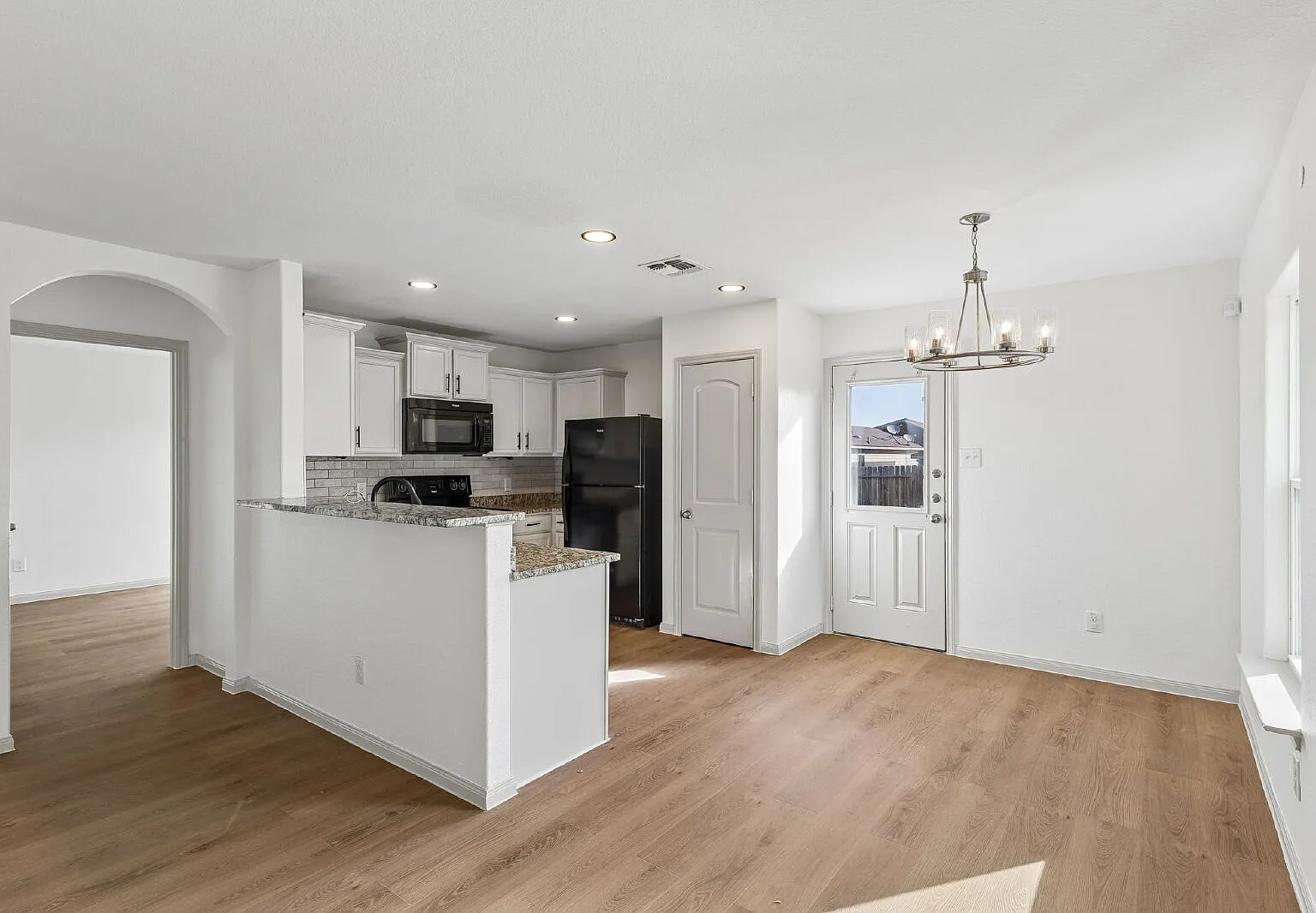 3 bed, 2.0 bath, 1167 sqft, $1,550 — Photo 3