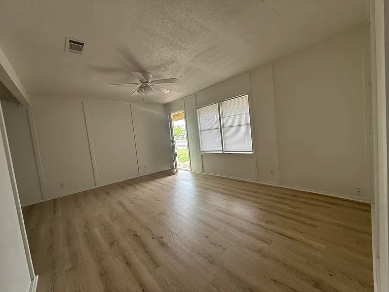 620 W Avenue B — Photo 5