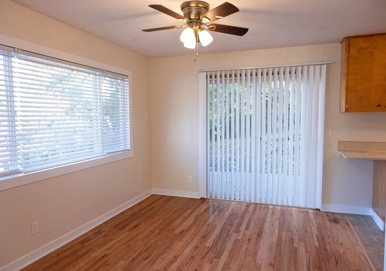 |NEW| ~ Spacious Multnomah Village Oasis with Private Patio and Yard! ~ Accepting Applications Oc... — Photo 3