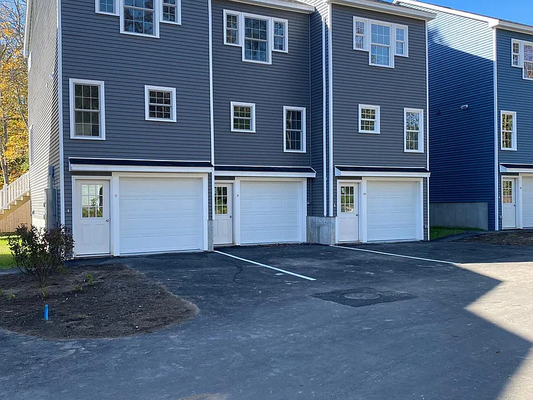 This unit is the end unit of a triplex