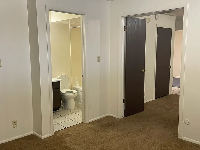 618 N Main St — Photo 16