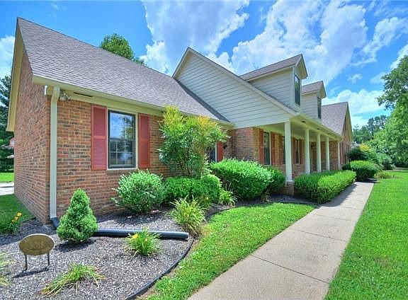 2nd image of 3018 Regency Park Dr