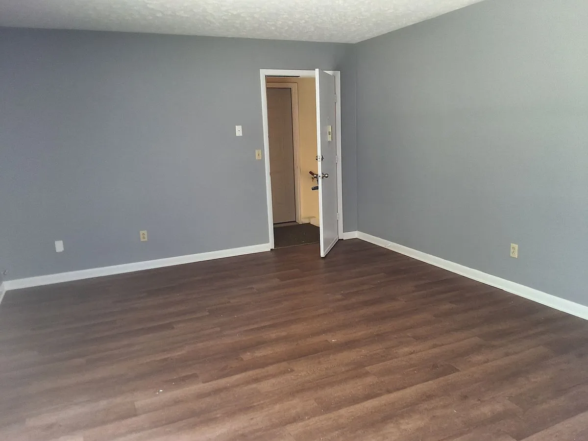 Building Photo - 253 University Dr