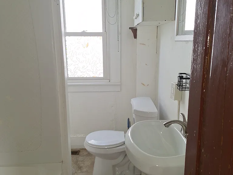 808 E 4th St — Photo 2