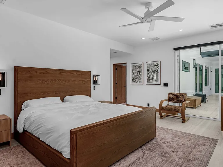 Tamarisk Rd — Photo 14