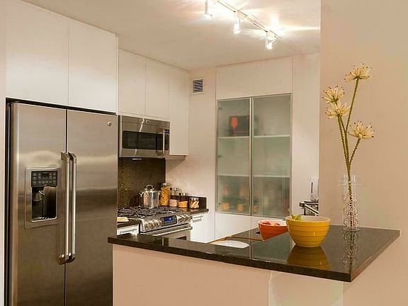 3rd image of 330 W 39th St APT 10B