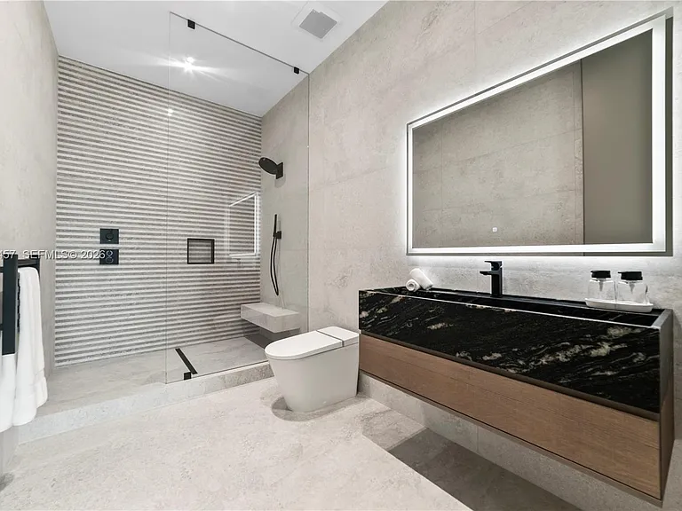 493 Holiday Dr — Photo 38