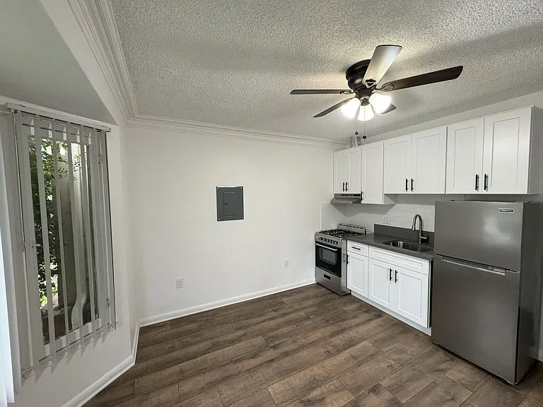 Crenshaw Park Apartments — Photo 17