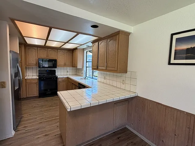 144 Jeffrey Dr — Photo 2
