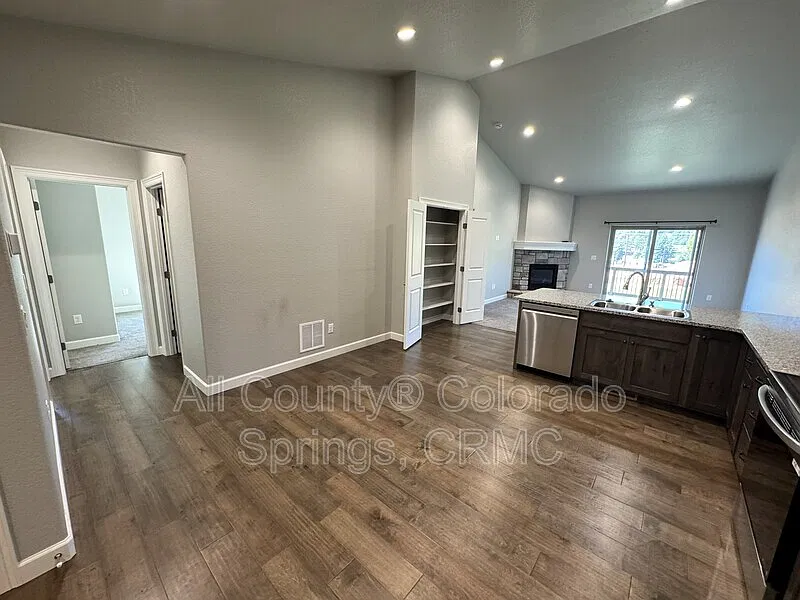 3 bed, 2.0 bath, 1398 sqft, $2,650 — Photo 3