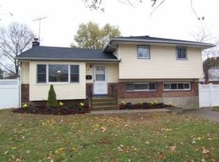 9 Alma Ln, Plainview, NY 11803