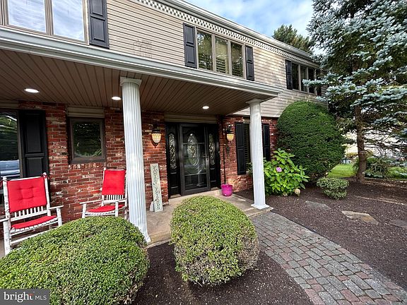 5th image of 98 Redwood Dr