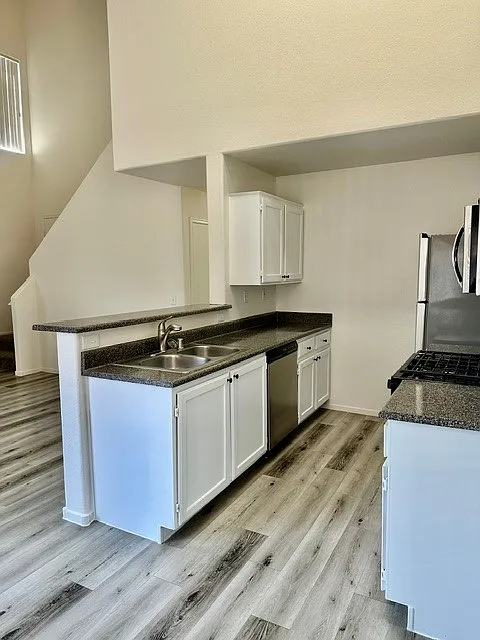 3 bed, 2.5 bath, 1200 sqft, $1,874 — Photo 2