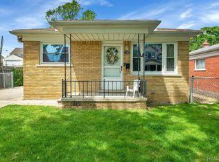 160 Sullivan St, Wyandotte, MI 48192