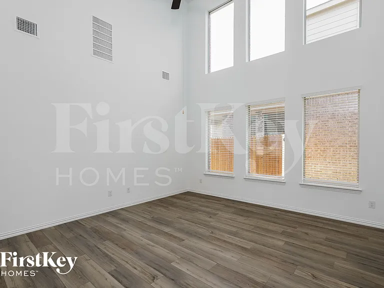 2528 Northcote Dr — Photo 4