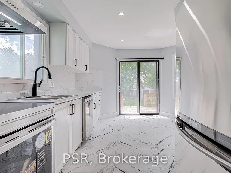 166 Adele Cres — Photo 22