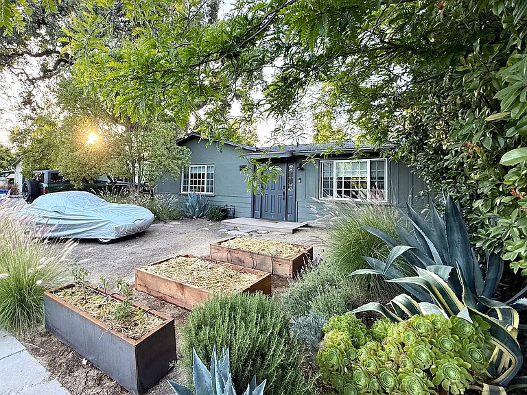 408 Franklin Dr — Photo 1