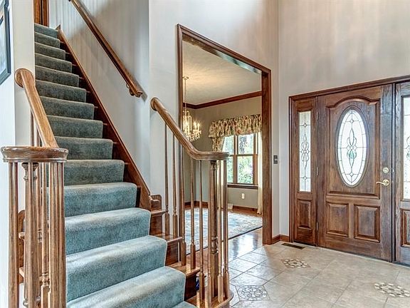 2 story entry with ceramic tile.