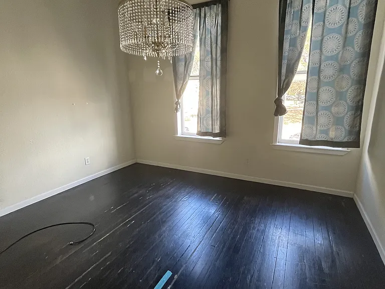 130 E San Antonio St — Photo 5