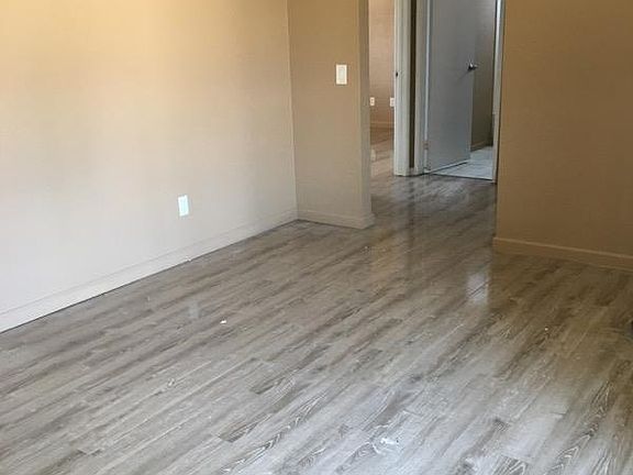 3rd image of 755 Clearwater Dr
