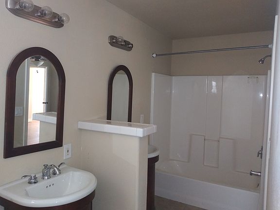 4th image of 704 W Zion Ln