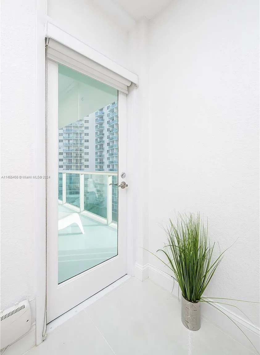 Tides On Hollywood Beach — Photo 4