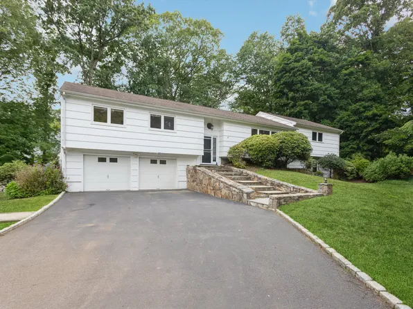 4 Nappa Ln, Westport, CT 06880