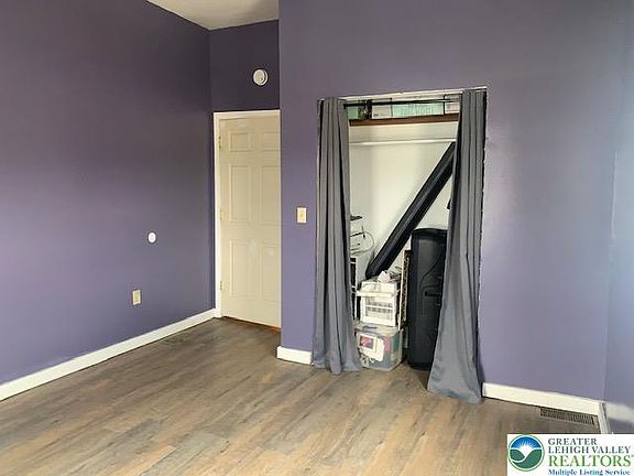4th image of 208 Bowe St