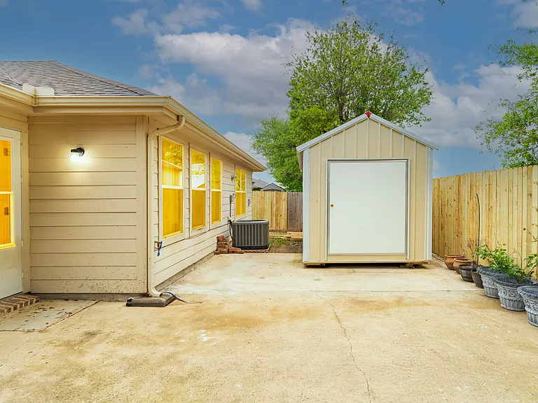 1906 Castaway Dr — Photo 30