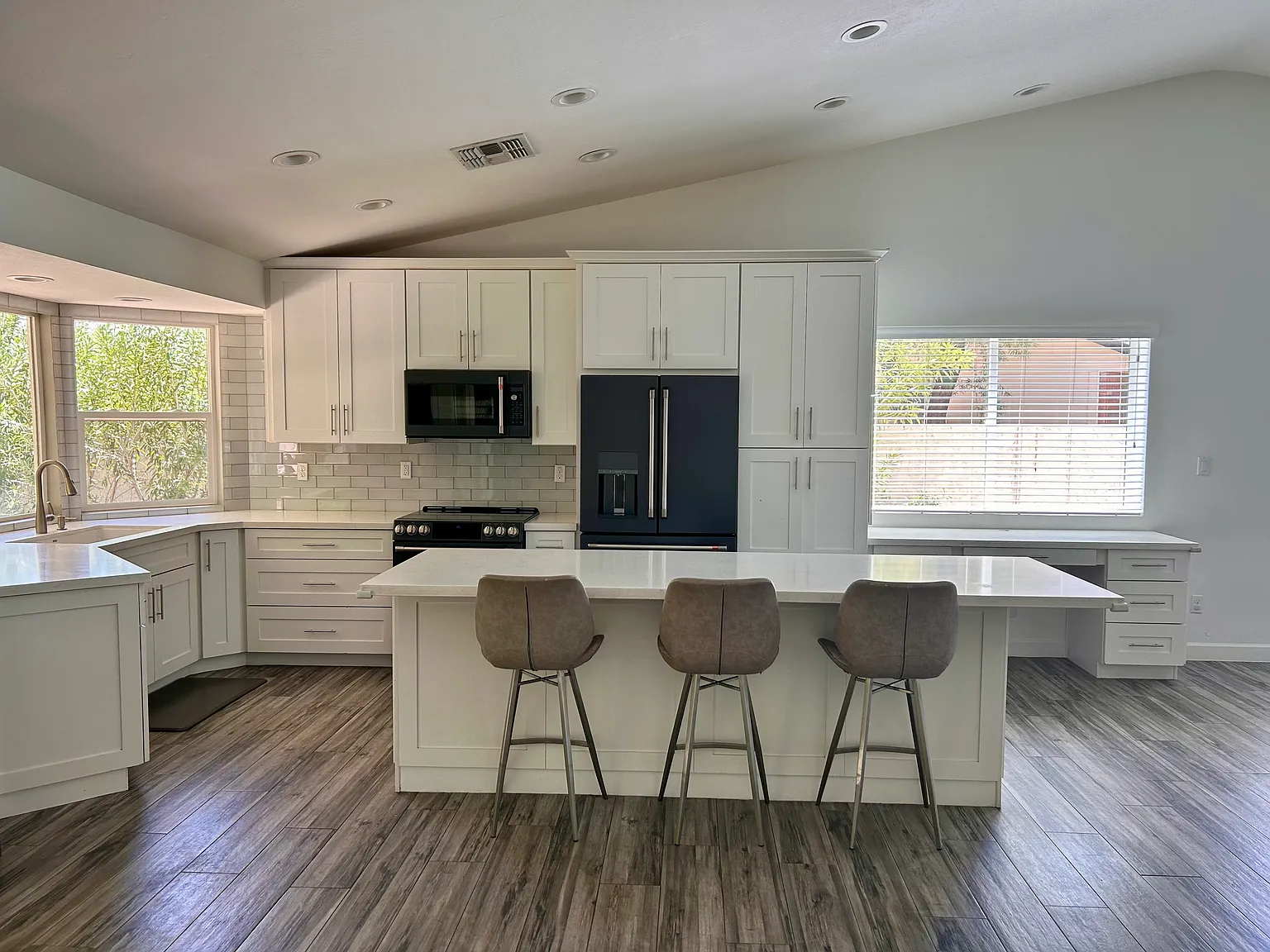 3 bed, 2007 sqft, $4,495 — Photo 4