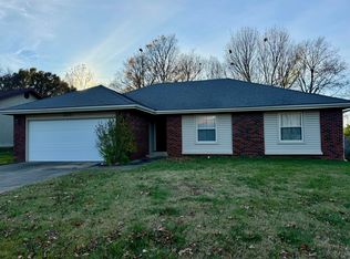 3831 N Stewart Ave, Springfield, MO 65803