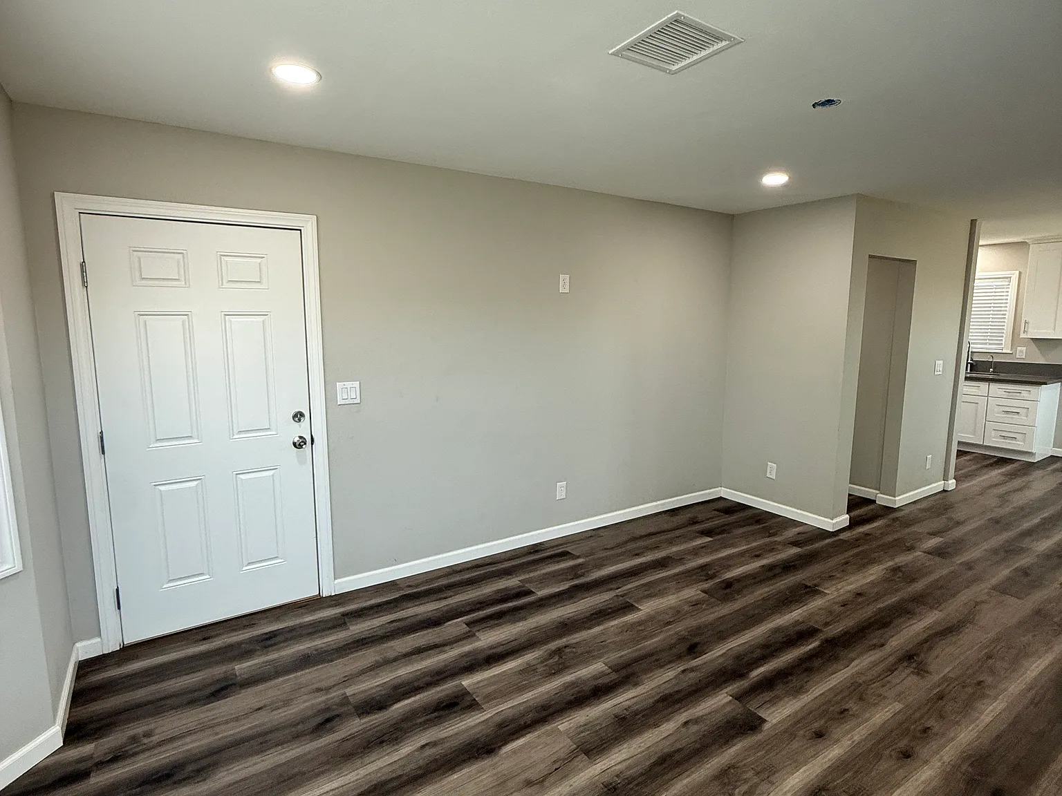 3 bed, 1004 sqft, $2,500 — Photo 4