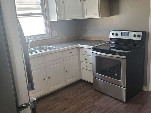 3rd image of 1801 N Leeds St