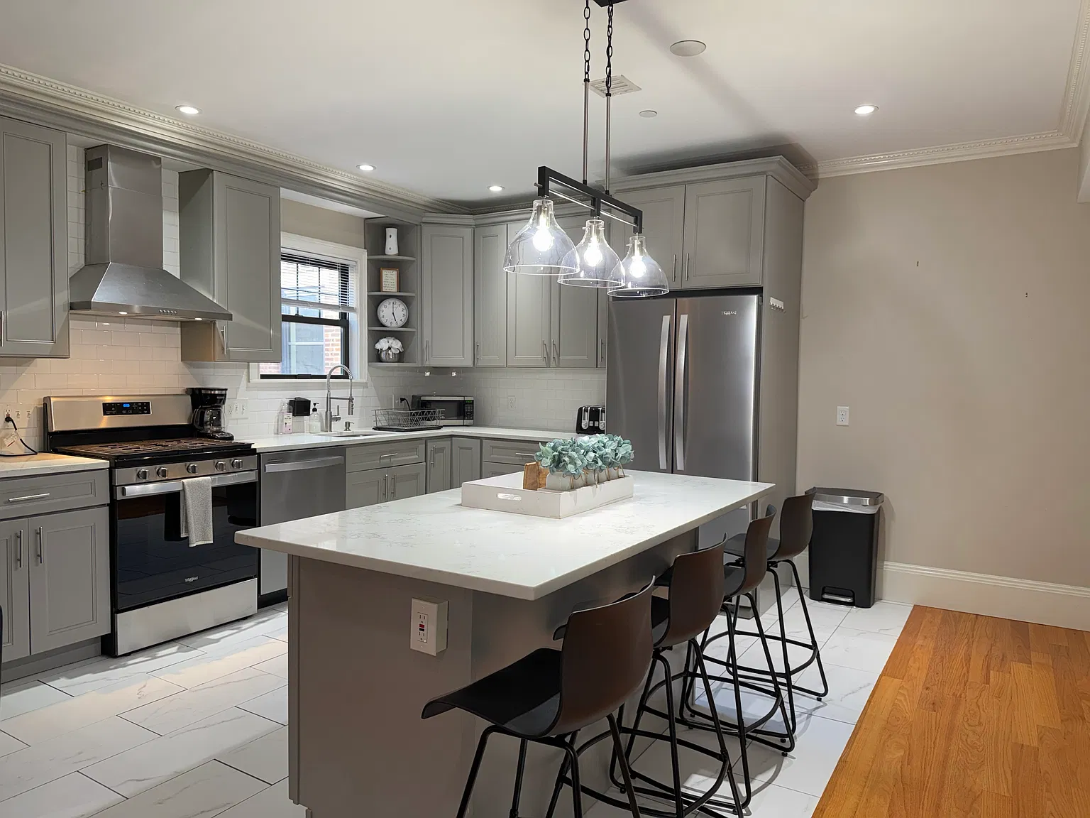 2 bed, 932 sqft, $2,800 — Photo 1