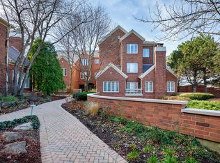 213 Regent Wood Rd #213, Winnetka, IL 60093